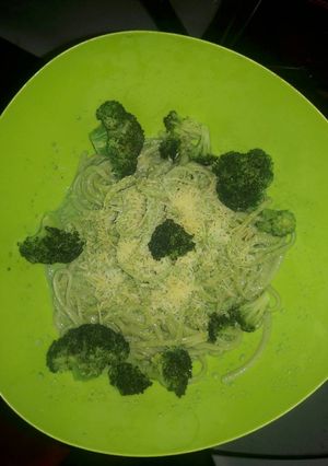 Una foto de Pasta con salsa de espinaca 😄