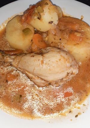 Una foto de Pollo con Papas 🍗🥔