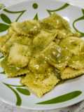 Ravioli con ripieno di gamberetti e con crema di zucchine