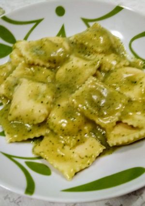 Foto di Ravioli con ripieno di gamberetti e con crema di zucchine