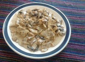 Una foto de Pollo en salsa de champiñones y tocino😘💖