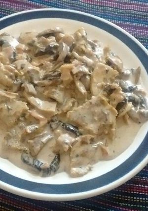 Una foto de Pollo en salsa de champiñones y tocino😘💖