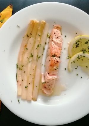 Vajban sült lazac spárgával recept fotója