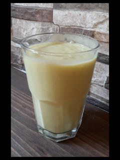 Una foto de Smoothie banana-durazno-palta