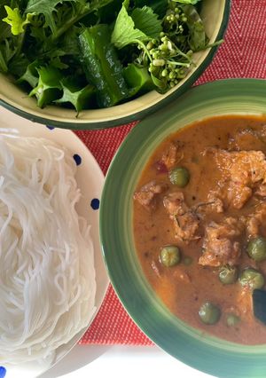 รูปของ พะแนงสันคอหมู🍝กับหนมเส้นแกล้มถั่วพูและผักสด🌶️🧄🥥
