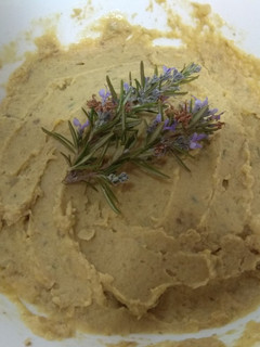 Una foto de Hummus con champiñones y romero