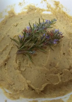 Una foto de Hummus con champiñones y romero