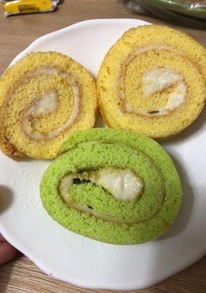 Hình của món Bánh bông Lan cuộn sốt phô mai.