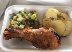 Una foto de Pollo frito con papas al Disco 😋