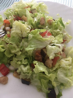 Una foto de Ensalada saludable con berenjena y pimiento