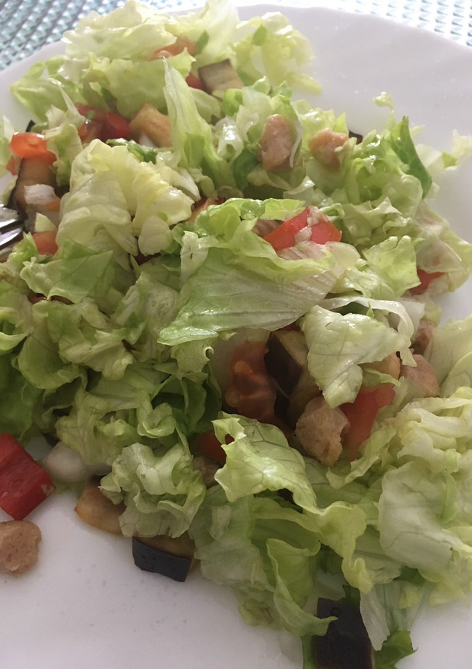 Una foto de Ensalada saludable con berenjena y pimiento