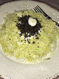Una foto de Ensalada de repollo y quinoa negra