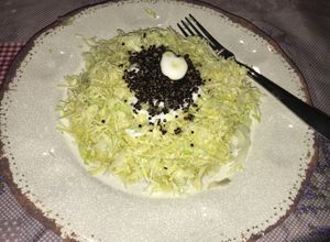 Una foto de Ensalada de repollo y quinoa negra