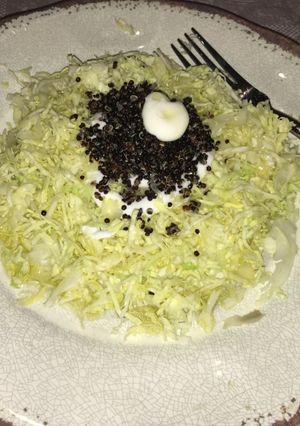 Una foto de Ensalada de repollo y quinoa negra