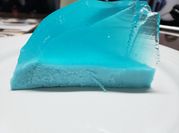 Una foto de gelatina de refresco con crema