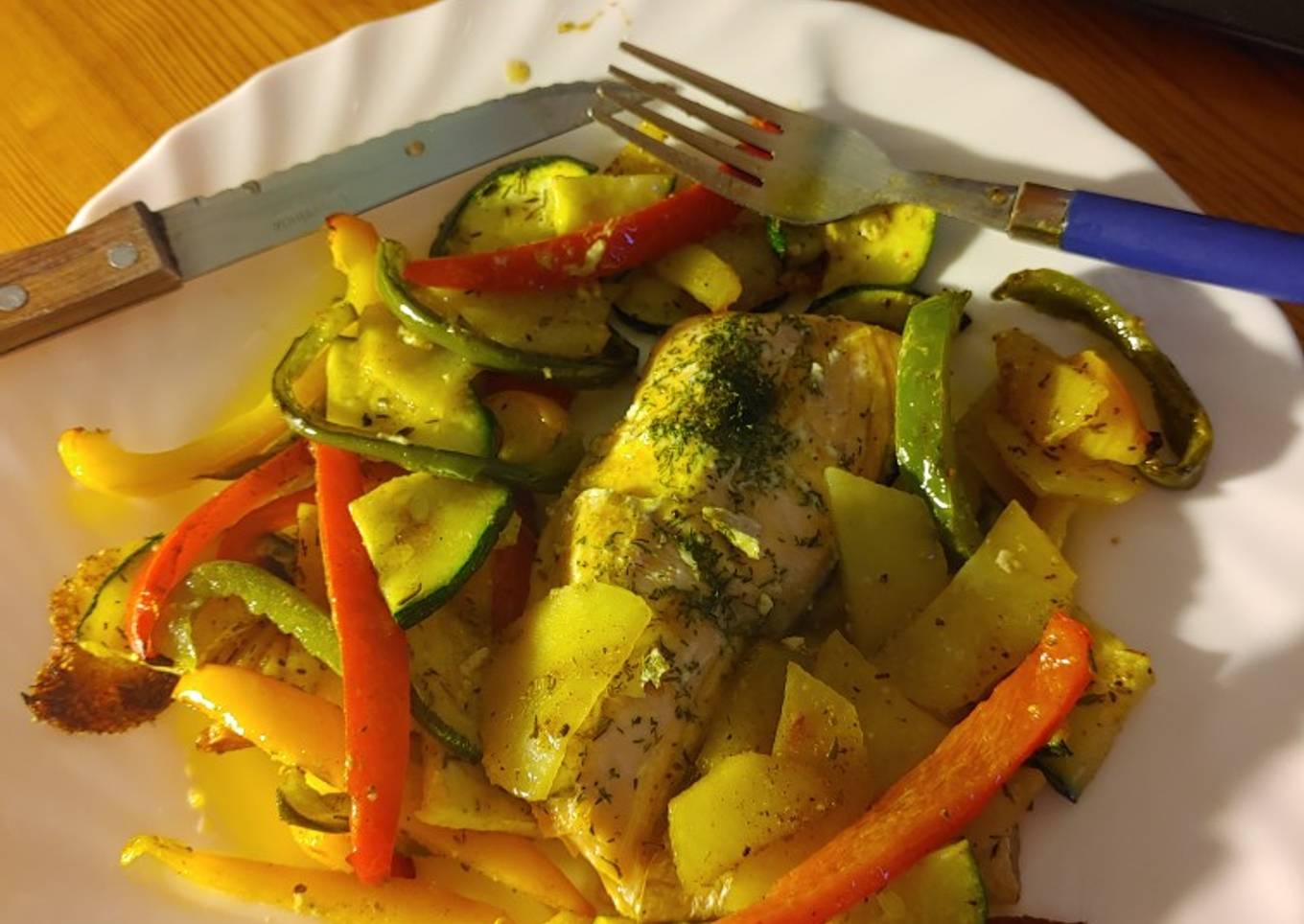 Salmón al horno con verduras y patatas