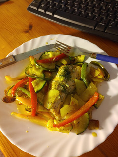 Una foto de Salmón al horno con verduras y patatas
