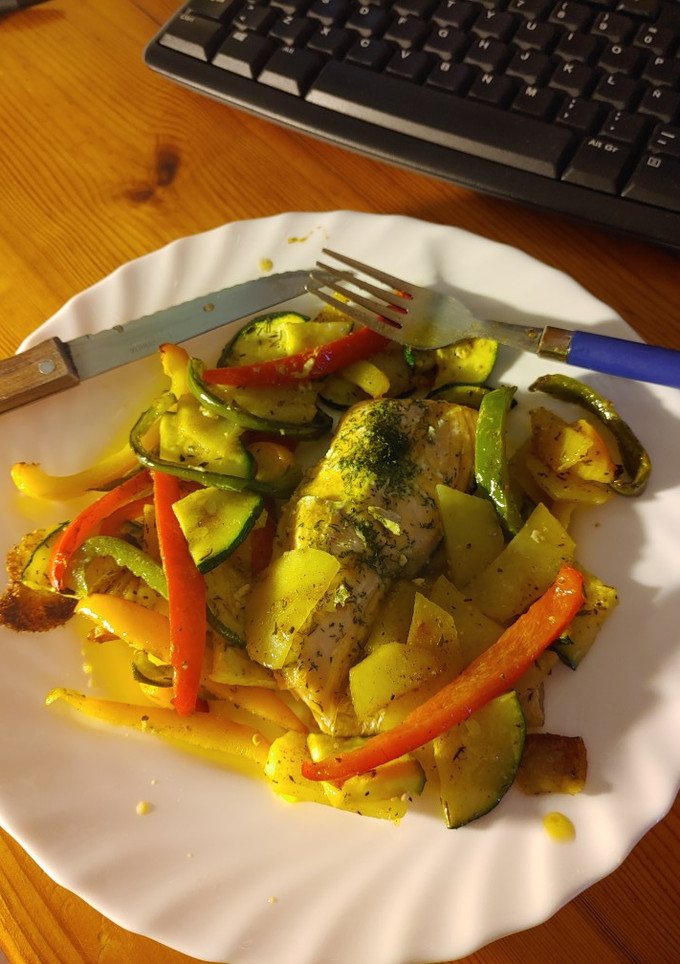 Una foto de Salmón al horno con verduras y patatas