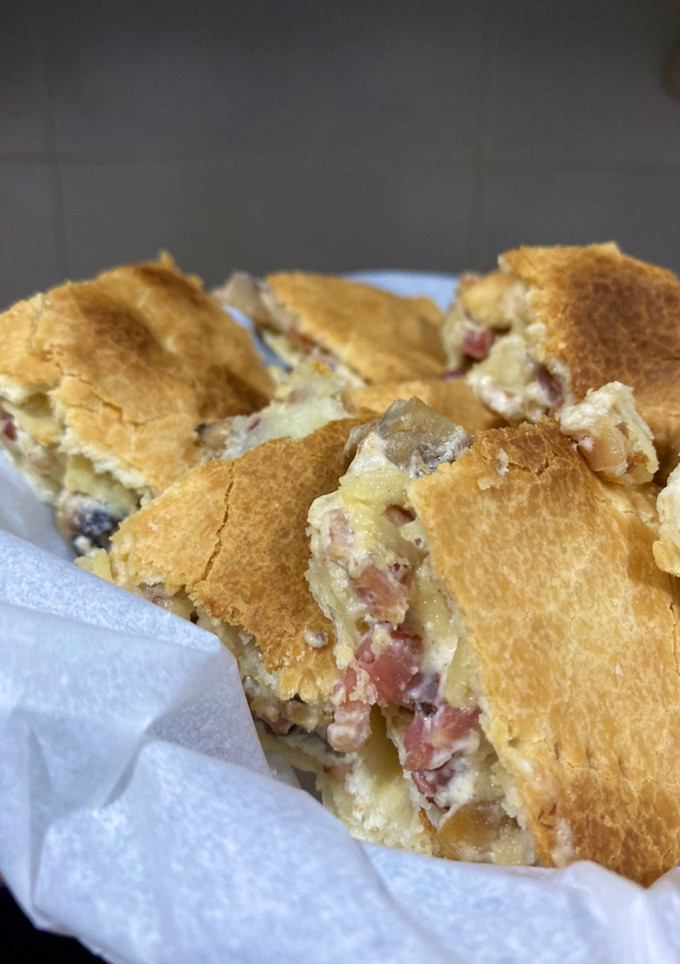 Una foto de Empanada de champiñón, bacon y nata