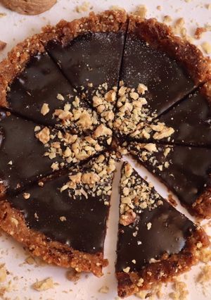 કોફી વોલનટ ટાર્ટ (Coffee Walnut Tart Recipe In Gujarati) રેસીપી મુખ્ય ફોટો