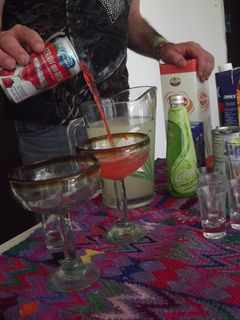 Una foto de Margarita fresa en pulque y cooler kiwi con pulque para los amigos