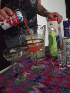 Una foto de Margarita fresa en pulque y cooler kiwi con pulque para los amigos