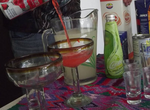 Una foto de Margarita fresa en pulque y cooler kiwi con pulque para los amigos
