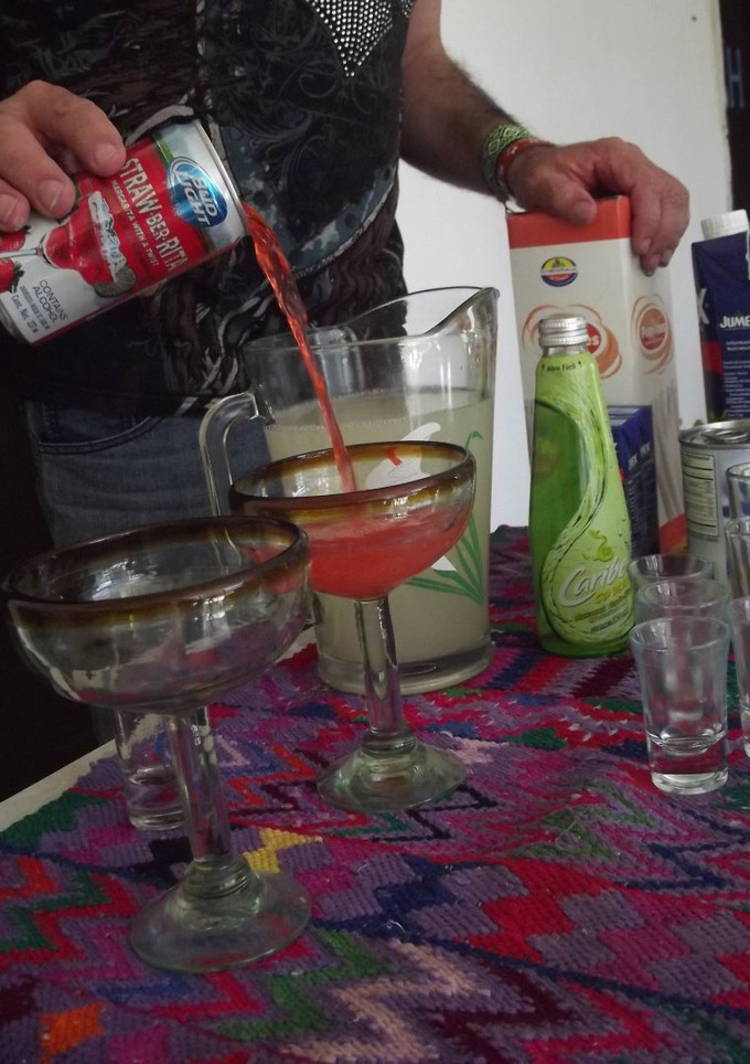 Una foto de Margarita fresa en pulque y cooler kiwi con pulque para los amigos