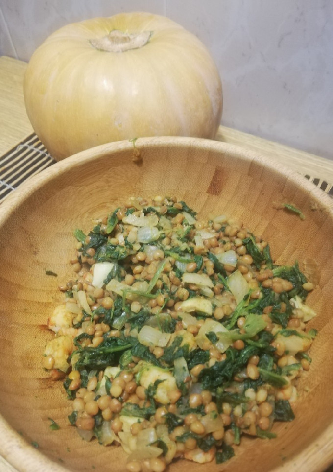 Una foto de Lentejas con espinacas al curry 🍛 🥬