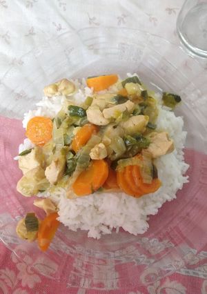 Una foto de Salteado de verduras y pollo con arroz