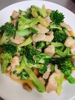 Hình của món Thịt xào súp lơ xanh.