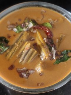 முருங்கைக்காய், மசாலா பொடி, தேங்காய் பால் குழம்பு (Drumstick, masala powder, coconut milk gravy) செய்முறை முக்கிய புகைப்படம்