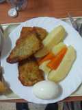 Merluza empanada con papas cocidas, zanahoria y huevo duro