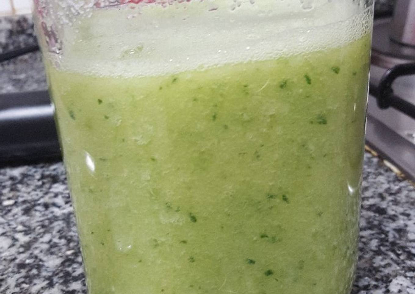 Batido detox de manzana, pepino y apio