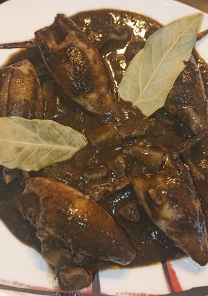 Una foto de Calamares patagónicos rellenos en su tinta