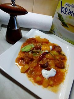 Kolbászos paprikás krumpli recept fotója