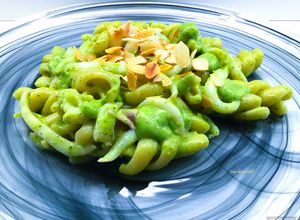 Foto di Fusilloni con crema di piselli e seppioline