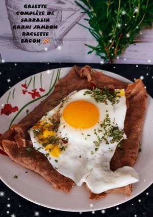 Une photo de Galette de sarrasin complète au jambon raclette bacon 🥓 œuf