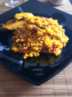 Una foto de Arroz a la Paella con Alitas de Pollo y Secreto Ibérico