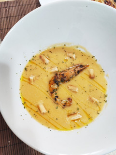 Una foto de Crema de garbanzos y langostinos