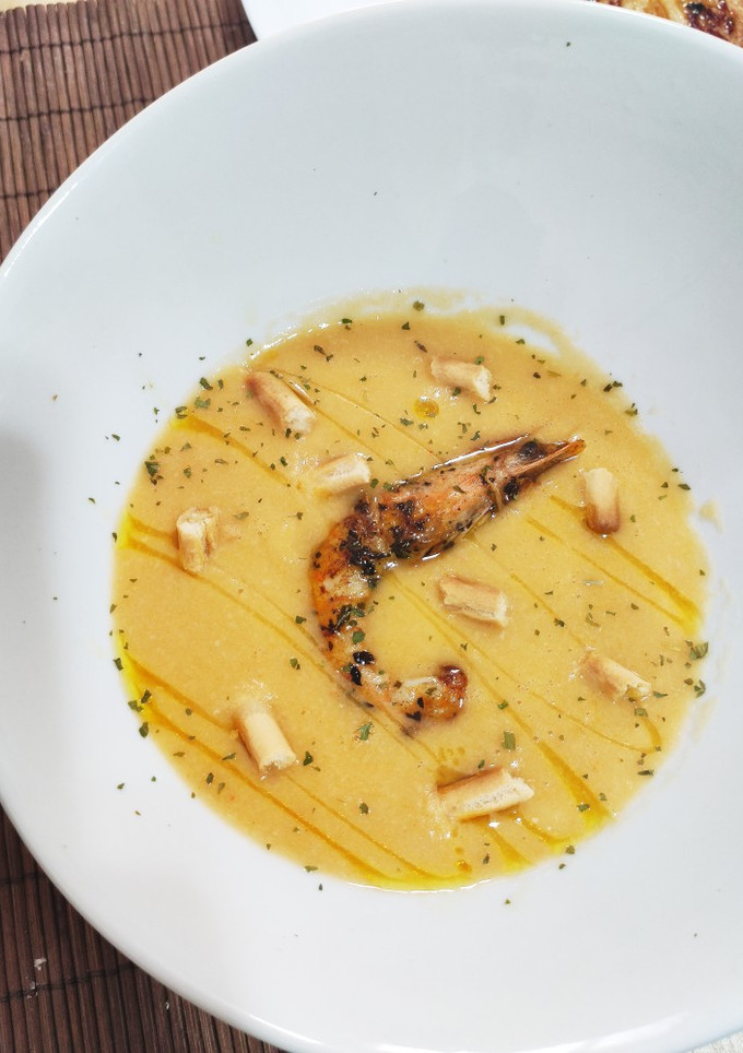 Una foto de Crema de garbanzos y langostinos