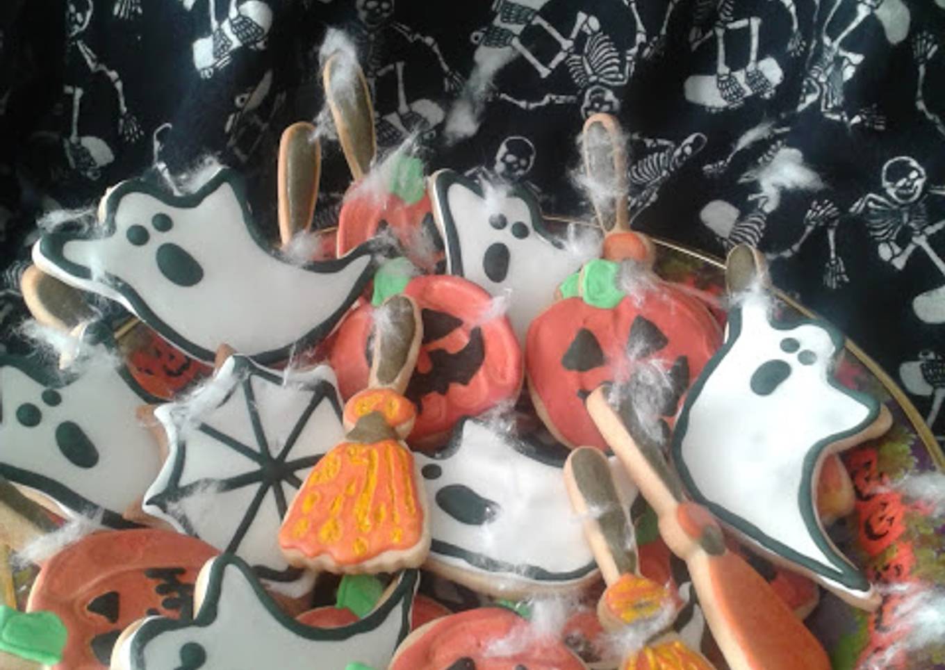 Galletas con sabor a limón decoradas para el día de Halloween