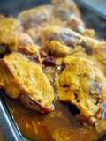 Pollo marinado con salsa de palosanto (caqui/kaki)