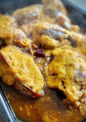 Una foto de Pollo marinado con salsa de palosanto (caqui/kaki)