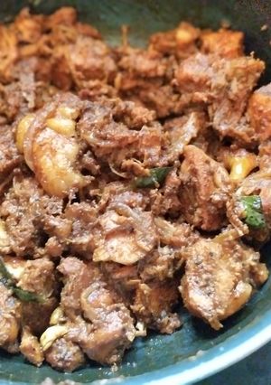 A picture of Chettinad chicken curry.
