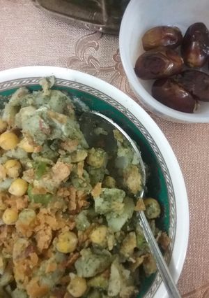 A picture of Green chana chaat.
