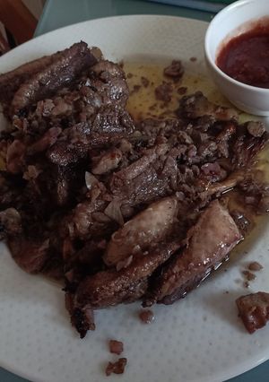 Una foto de Magret de pato con cebolla y setas y salsa especial de frambuesa