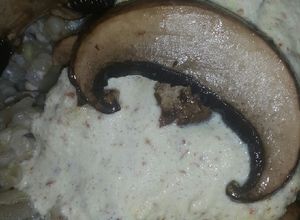 Una foto de Trigo sarraceno con salsa de almendras y hongos