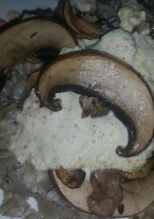 Una foto de Trigo sarraceno con salsa de almendras y hongos