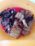 Cardo con cebolla caramelizada y setas al ajillo